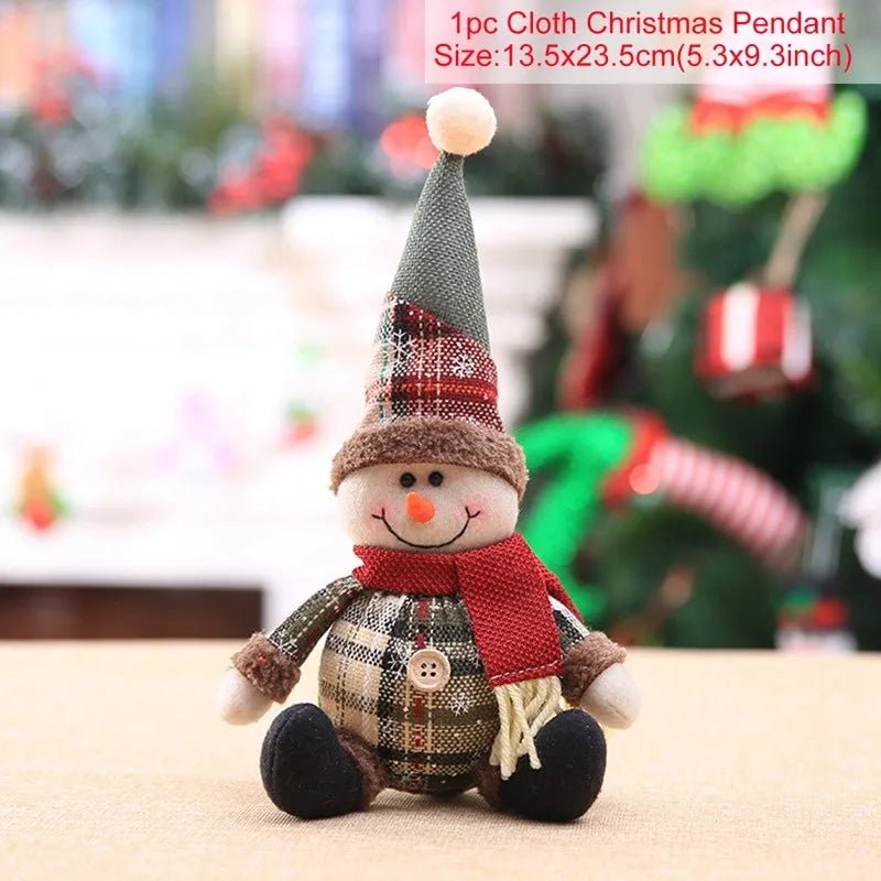 Poupée du père Noël avec une tenue richement travaillée et un visage expressif