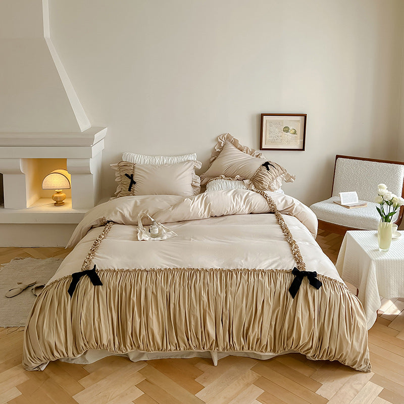 Parure de lit en satin avec volant froncé, rubans décoratifs tressés et appliqué en forme de nœud