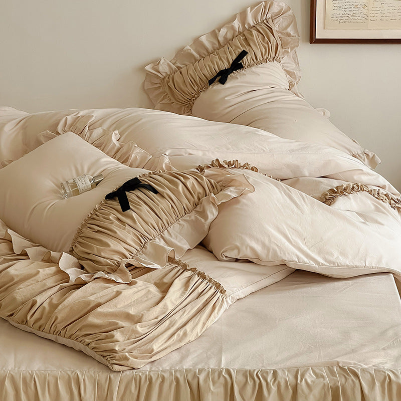 Parure de lit en satin avec volant froncé, rubans décoratifs tressés et appliqué en forme de nœud