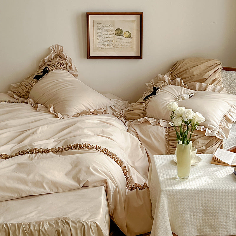 Parure de lit en satin avec volant froncé, rubans décoratifs tressés et appliqué en forme de nœud