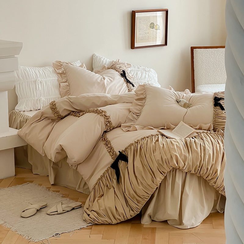 Parure de lit en satin avec volant froncé, rubans décoratifs tressés et appliqué en forme de nœud