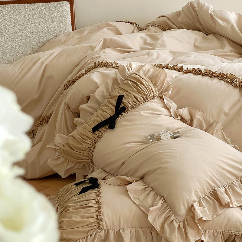 Parure de lit en satin avec volant froncé, rubans décoratifs tressés et appliqué en forme de nœud