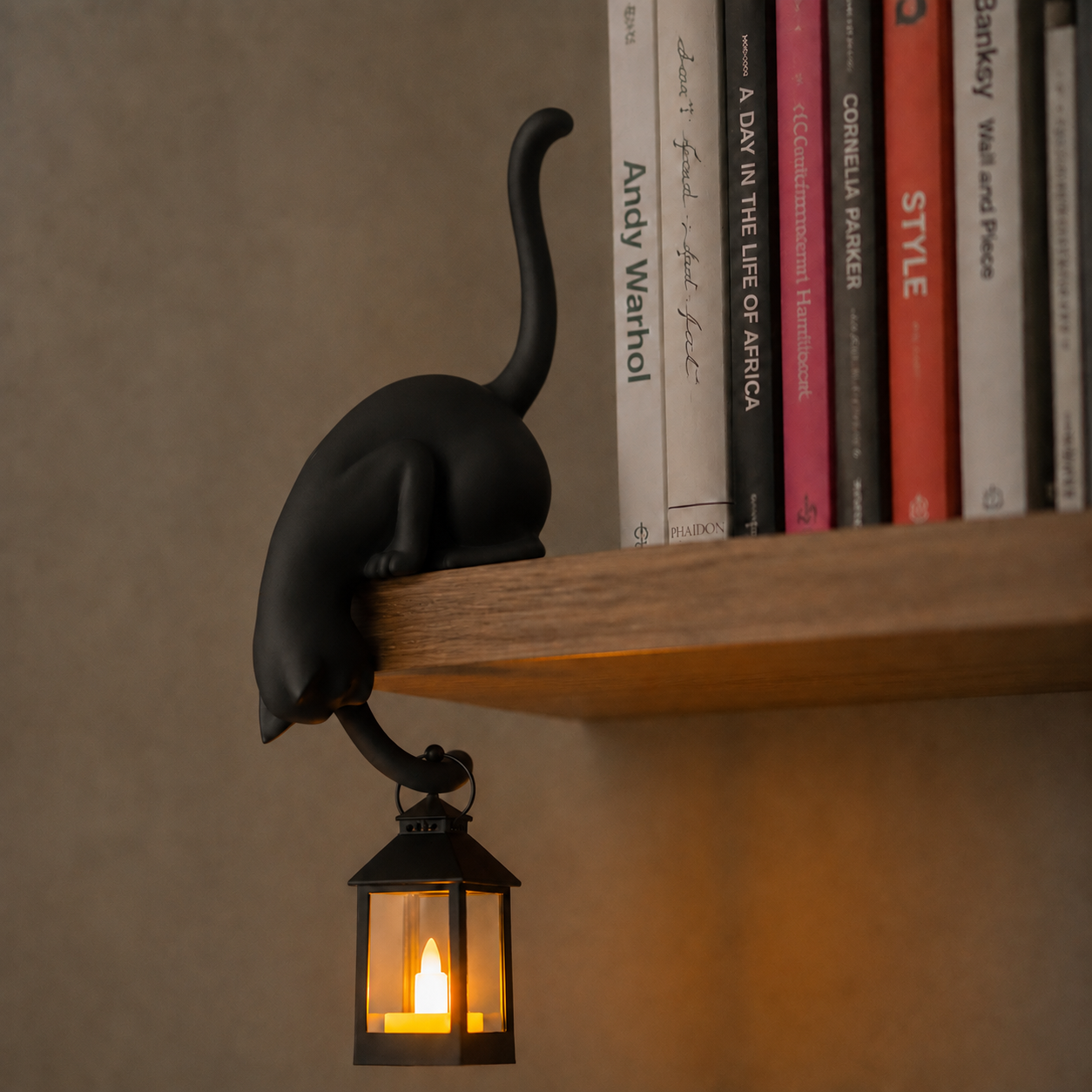 Lanterne LED en forme de chat à poser sur une étagère