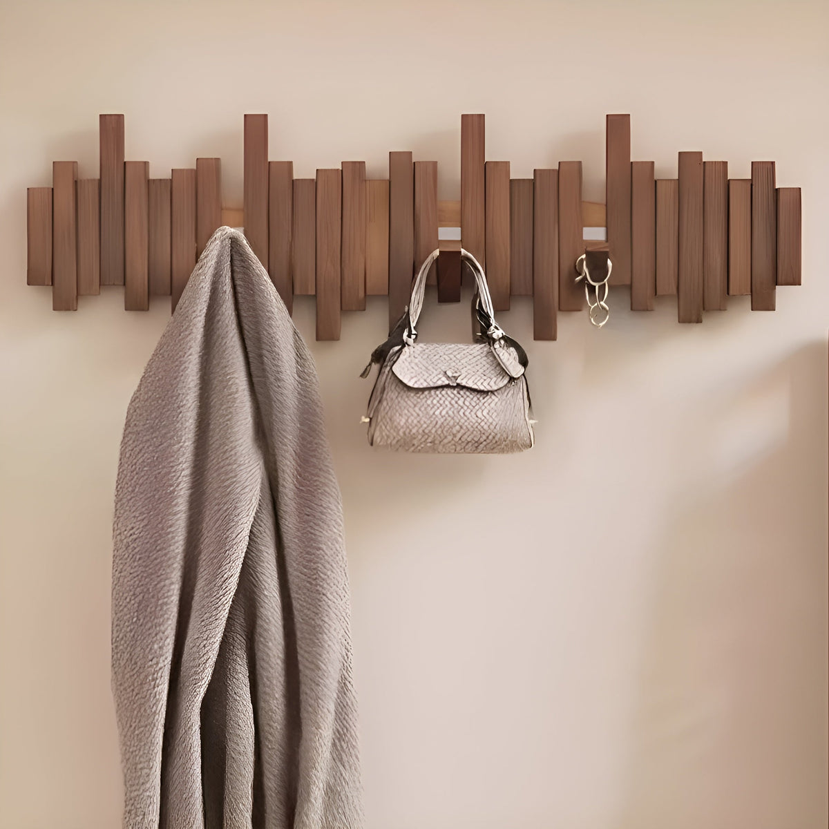 Porte-manteau mural avec crochets rabattables et mécanisme à touches de piano