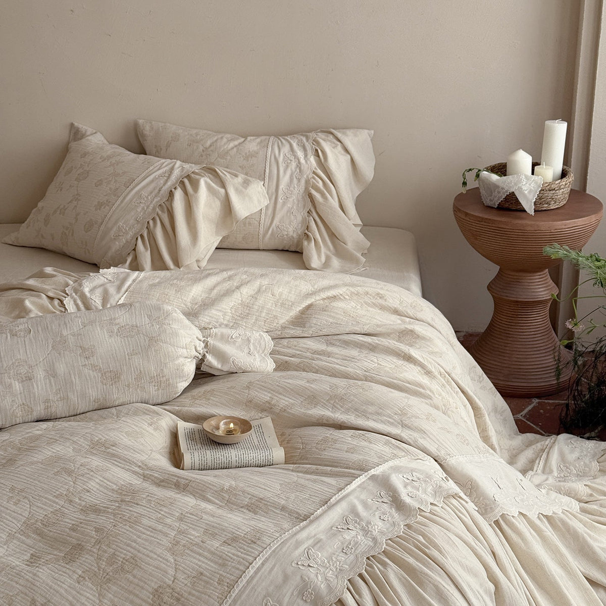 Parure de lit en coton et lin lavés avec bordure à volants, broderie florale ton sur ton et couette légère
