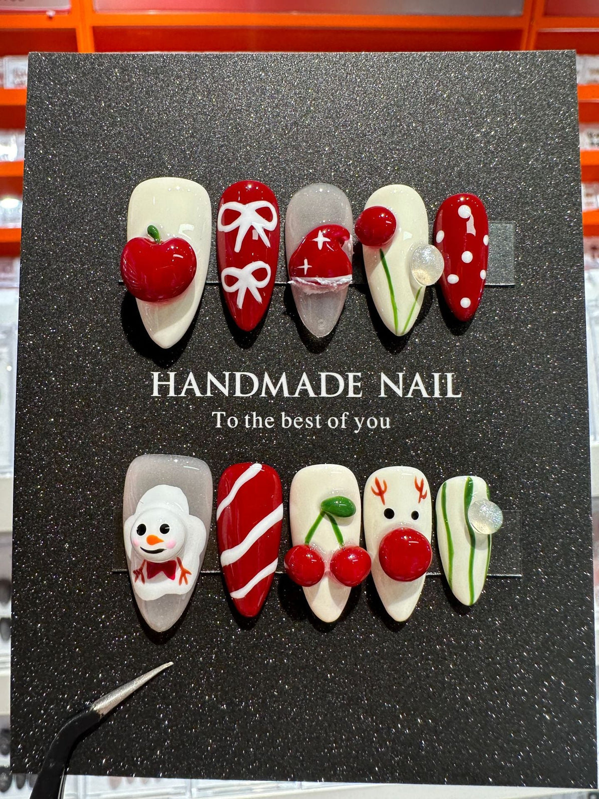 Set d’ongles à coller fantaisiste sur le thème des fêtes