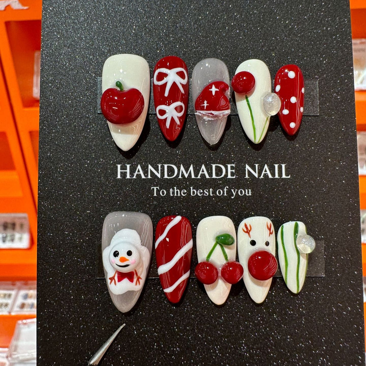 Set d’ongles à coller fantaisiste sur le thème des fêtes