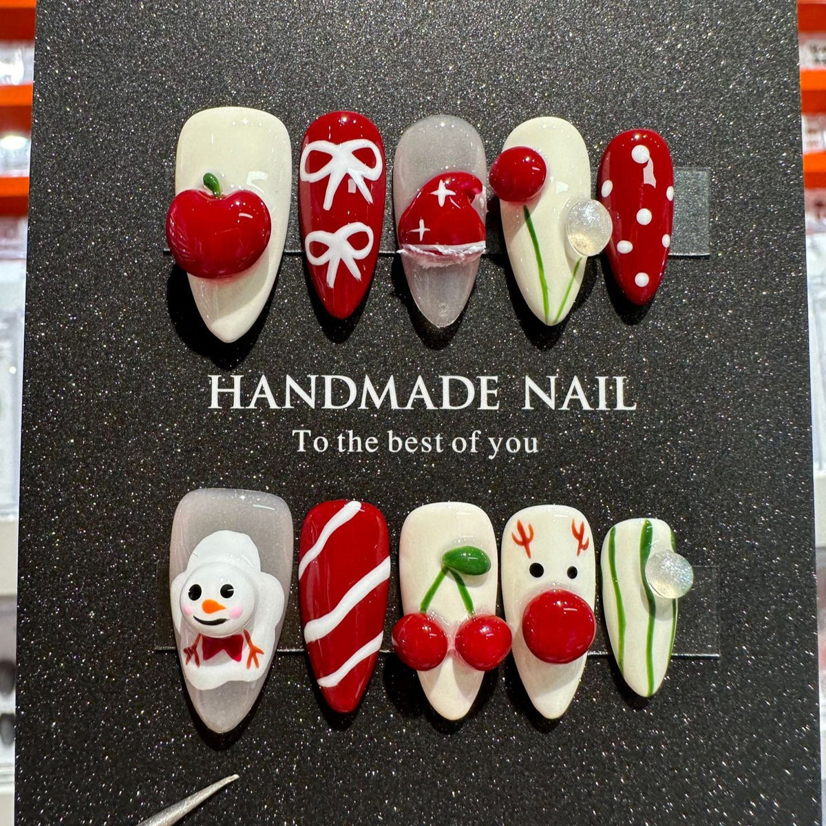 Set d’ongles à coller fantaisiste sur le thème des fêtes