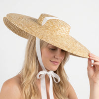 Chapeau de soleil à larges bords et calotte plate