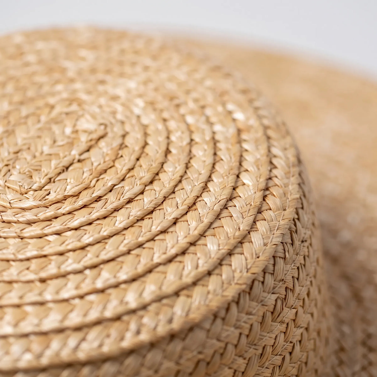 Chapeau de soleil à larges bords et calotte plate