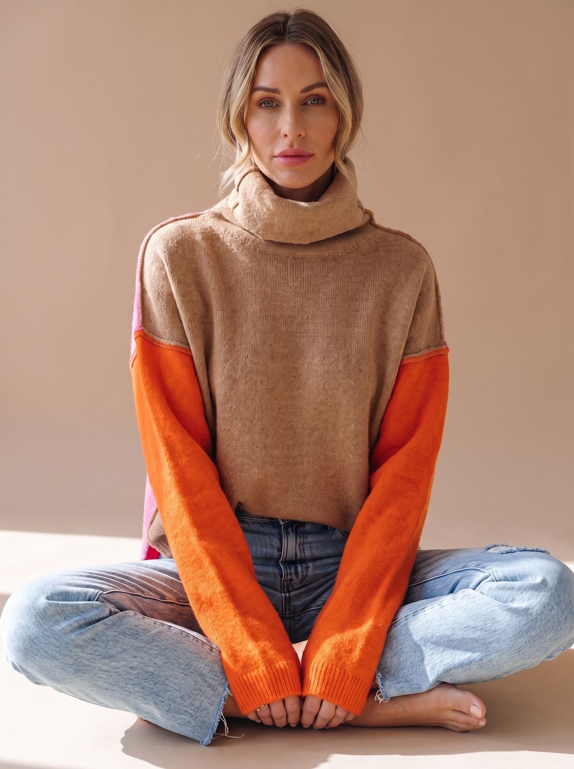 Pull femme en maille à col roulé, coupe décontractée et empiècements contrastants