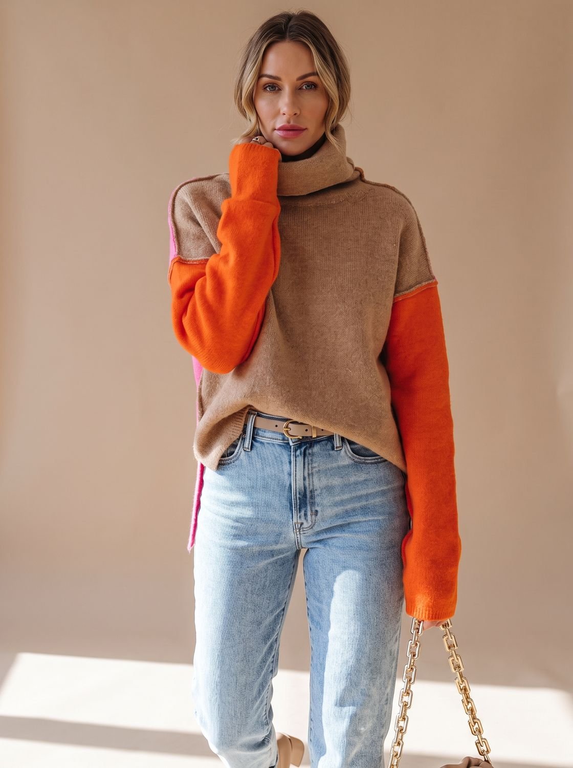Pull femme en maille à col roulé, coupe décontractée et empiècements contrastants