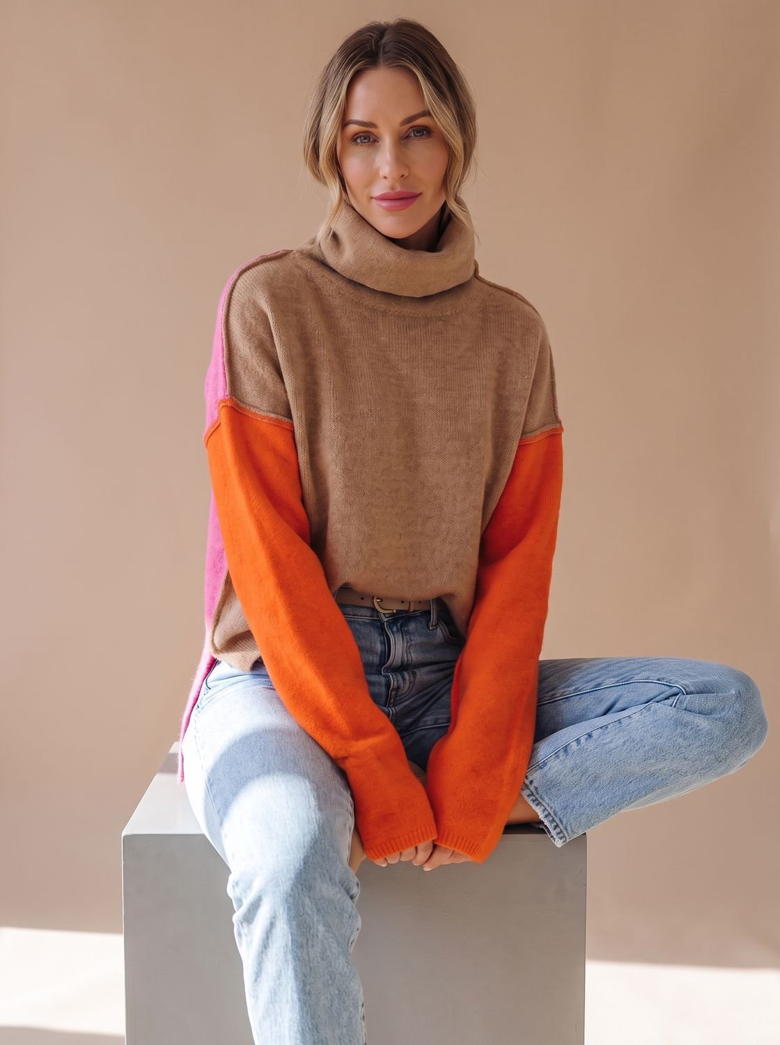 Pull femme en maille à col roulé, coupe décontractée et empiècements contrastants