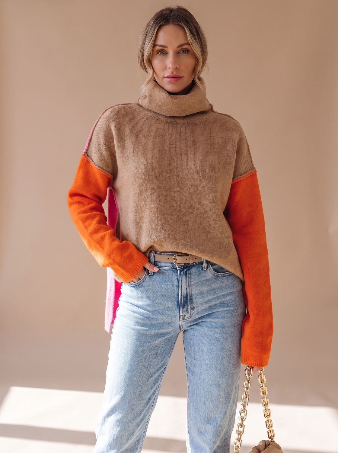 Pull femme en maille à col roulé, coupe décontractée et empiècements contrastants