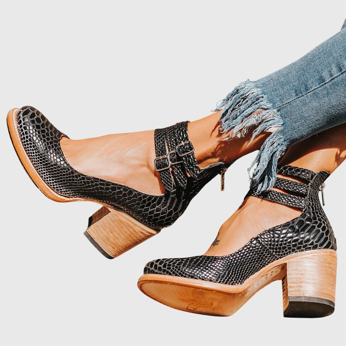 Bottines pour femmes à talon carré et bride à boucle