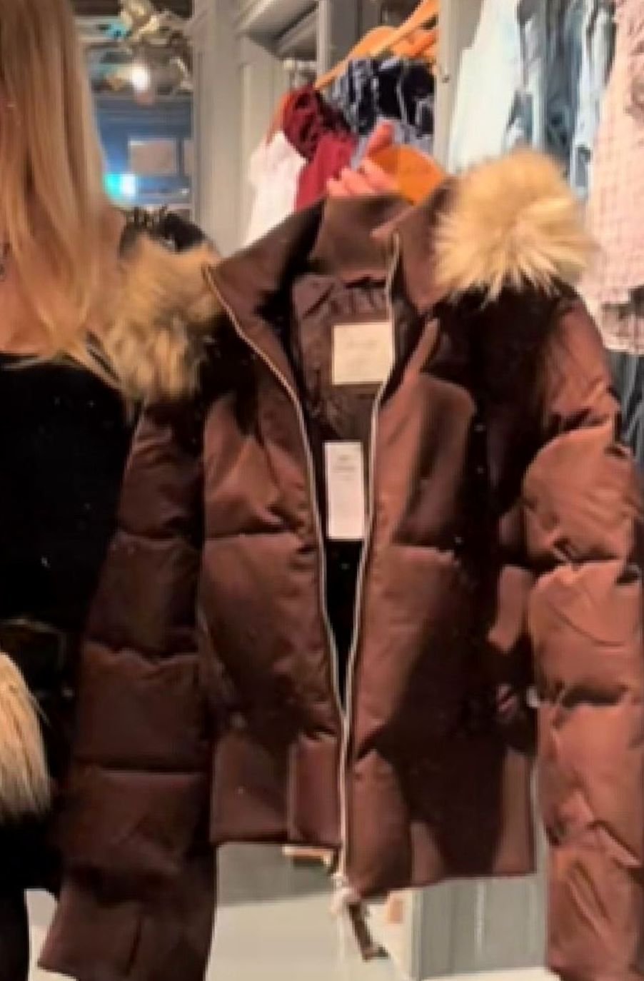 Doudoune courte à capuche zippée pour femme, bordée de fausse fourrure