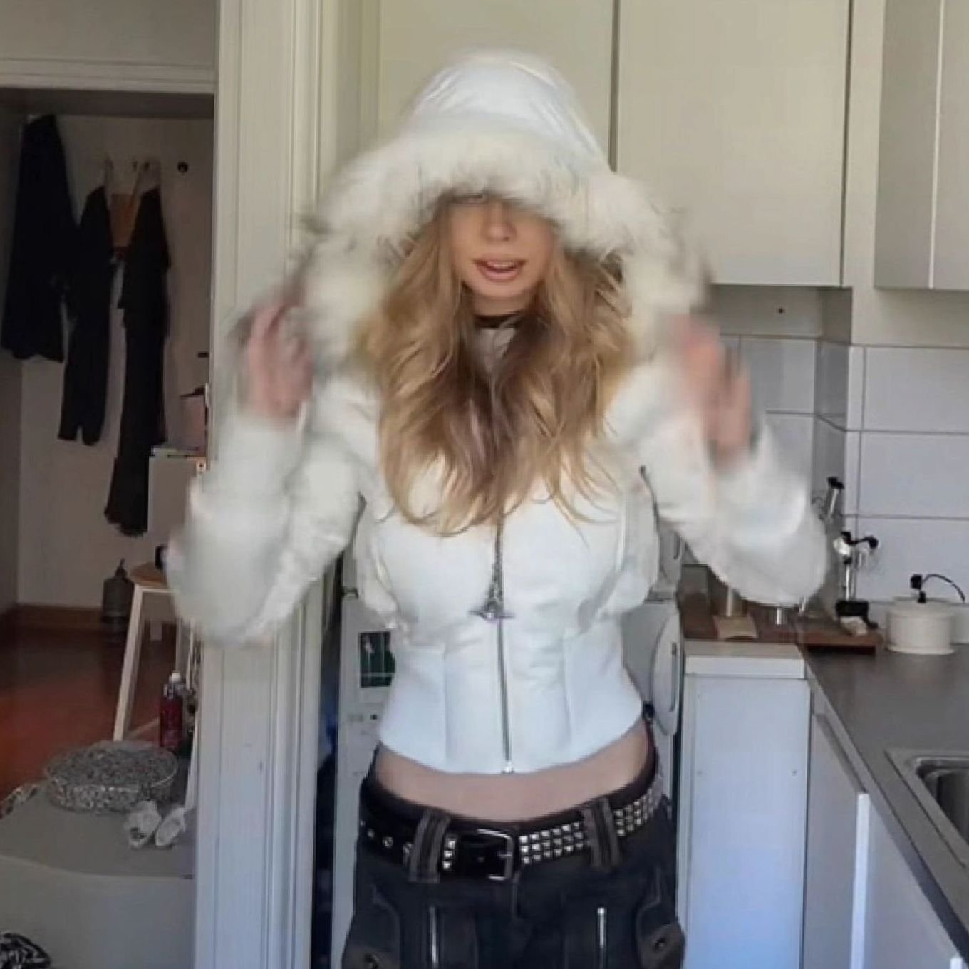 Doudoune courte à capuche zippée pour femme, bordée de fausse fourrure