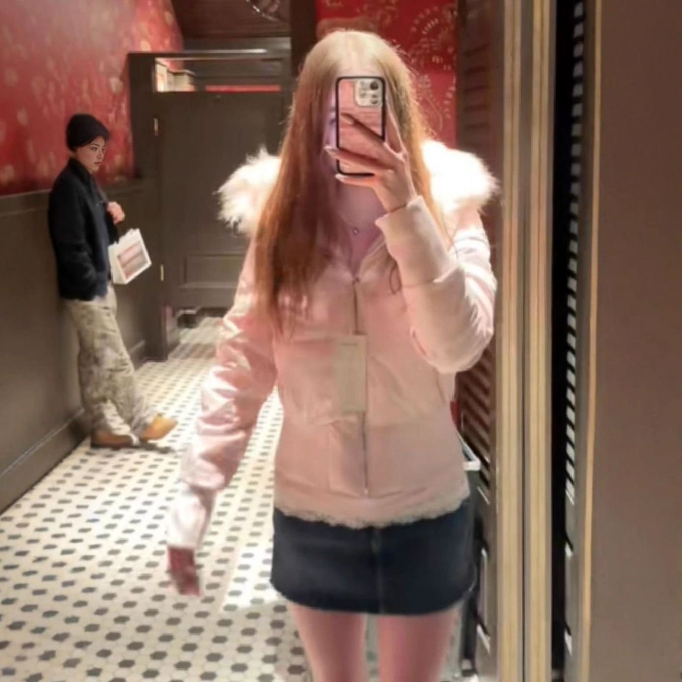 Doudoune courte à capuche zippée pour femme, bordée de fausse fourrure
