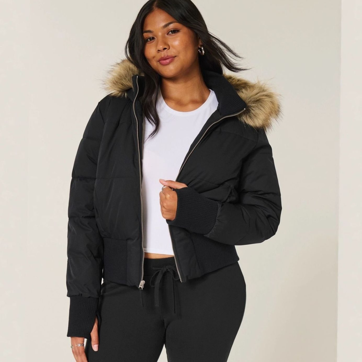 Doudoune courte à capuche zippée pour femme, bordée de fausse fourrure