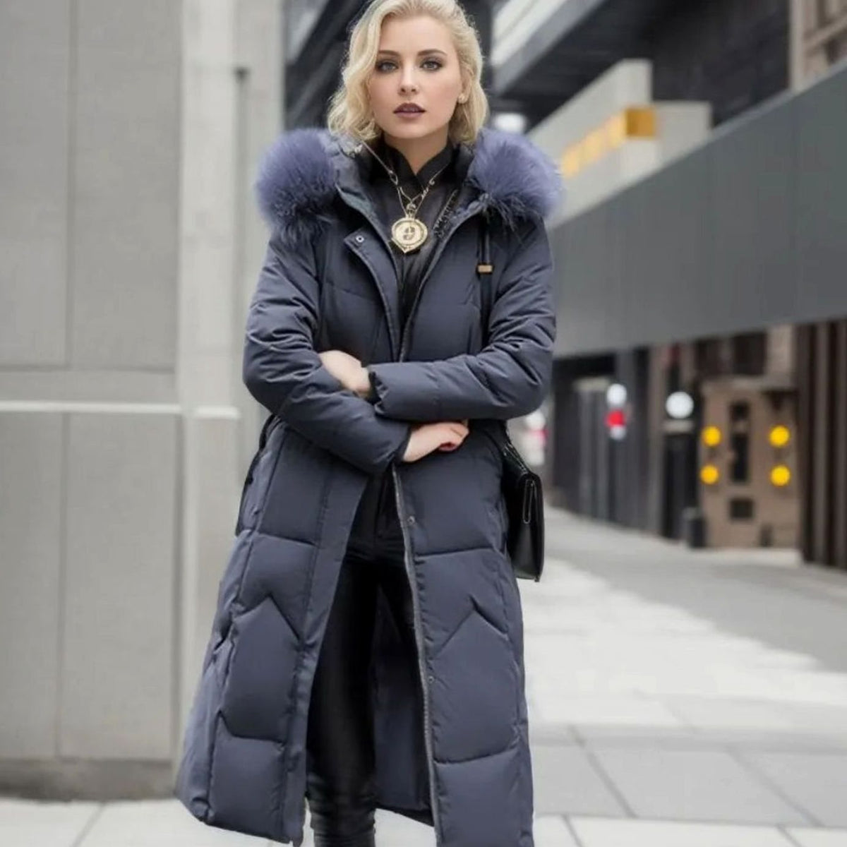 Manteau matelassé long à capuche pour femme, bordé de fourrure