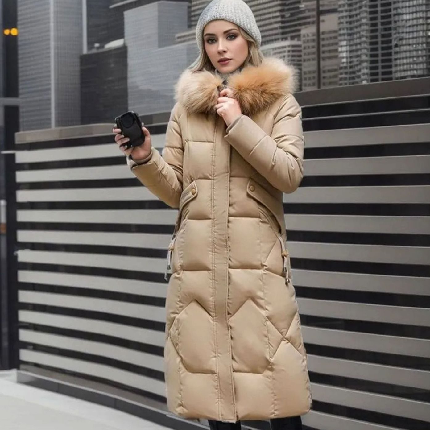 Manteau matelassé long à capuche pour femme, bordé de fourrure