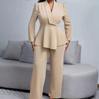 Tailleur pour femme composé d'un blazer à basque et d'un pantalon à jambes larges