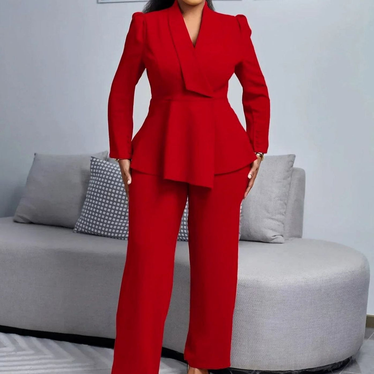 Tailleur pour femme composé d'un blazer à basque et d'un pantalon à jambes larges