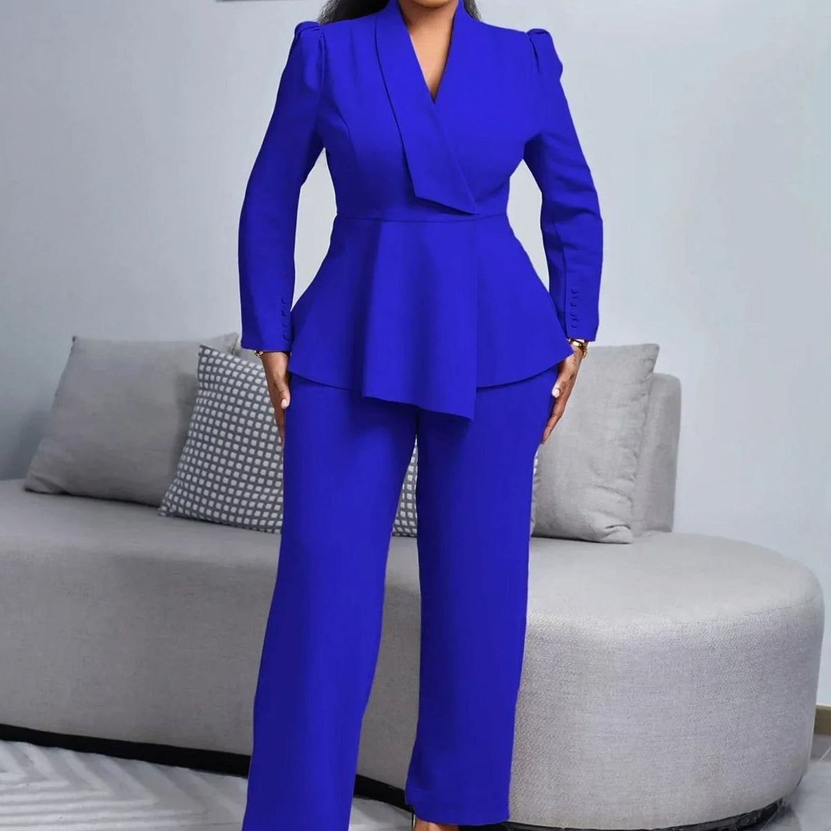 Tailleur pour femme composé d'un blazer à basque et d'un pantalon à jambes larges