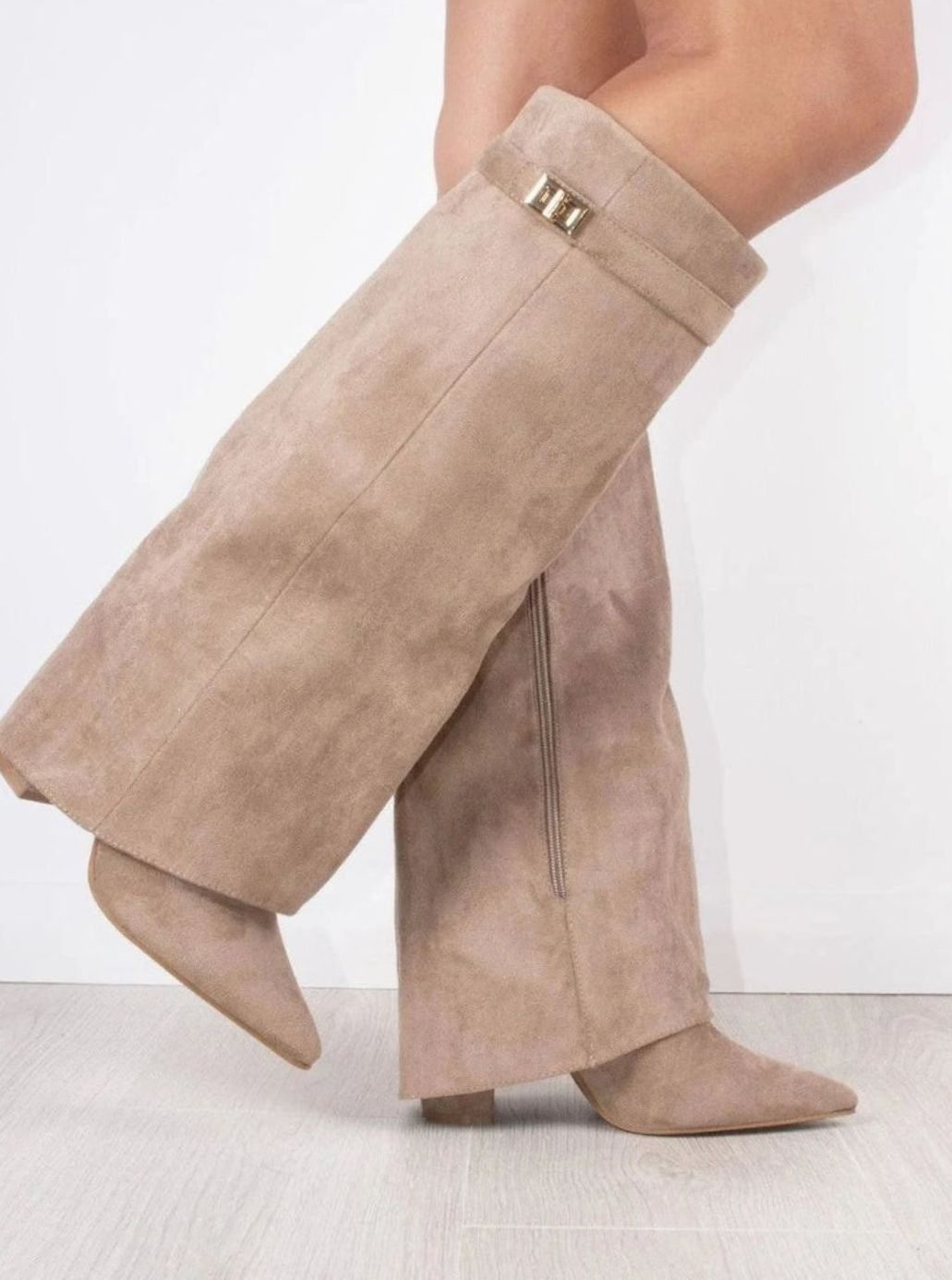 Bottes cuissardes pour femme en daim à bout pointu et boucle dorée