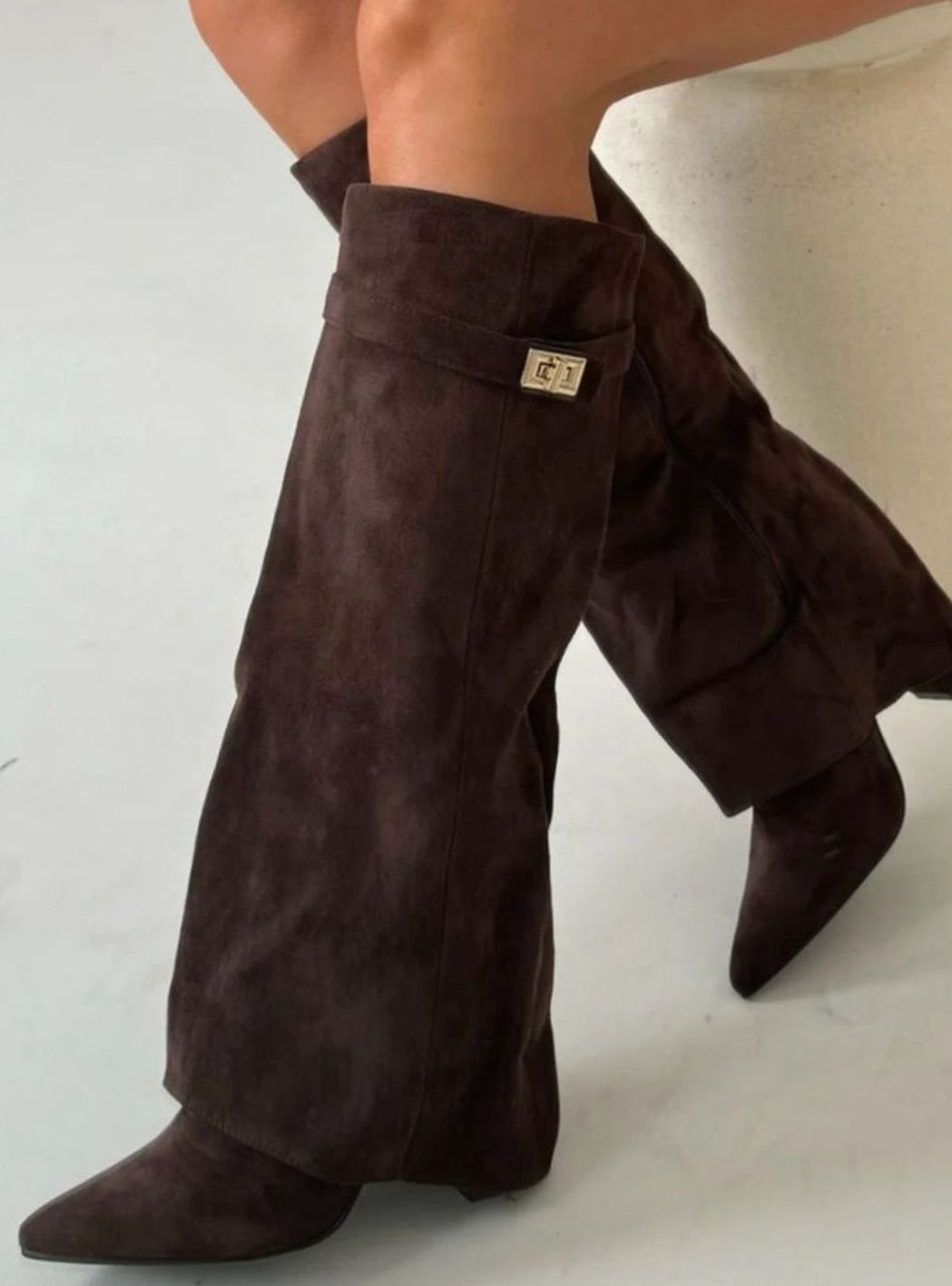 Bottes cuissardes pour femme en daim à bout pointu et boucle dorée