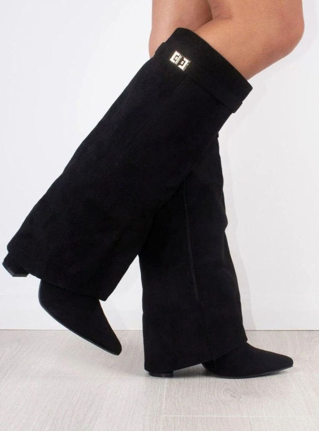 Bottes cuissardes pour femme en daim à bout pointu et boucle dorée