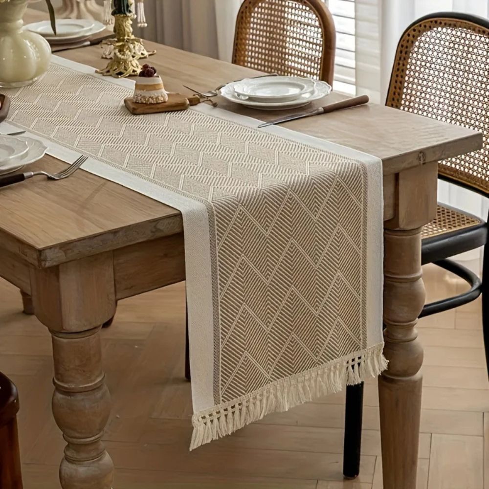 Chemin de table tissé à motif chevrons avec pompons - microfibre