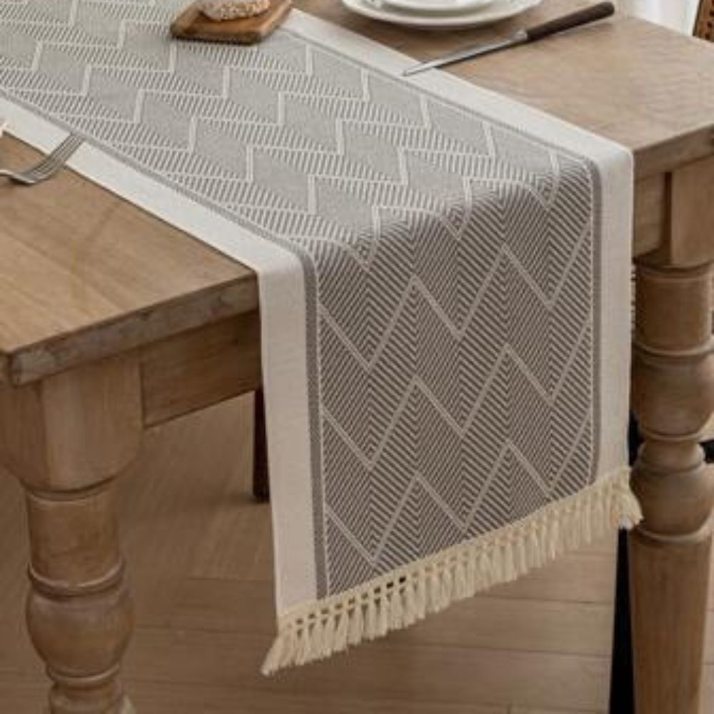 Chemin de table tissé à motif chevrons avec pompons - microfibre