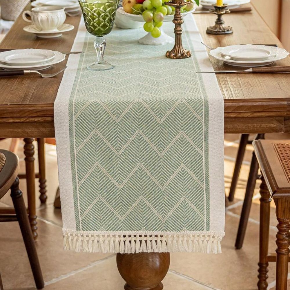 Chemin de table tissé à motif chevrons avec pompons - microfibre