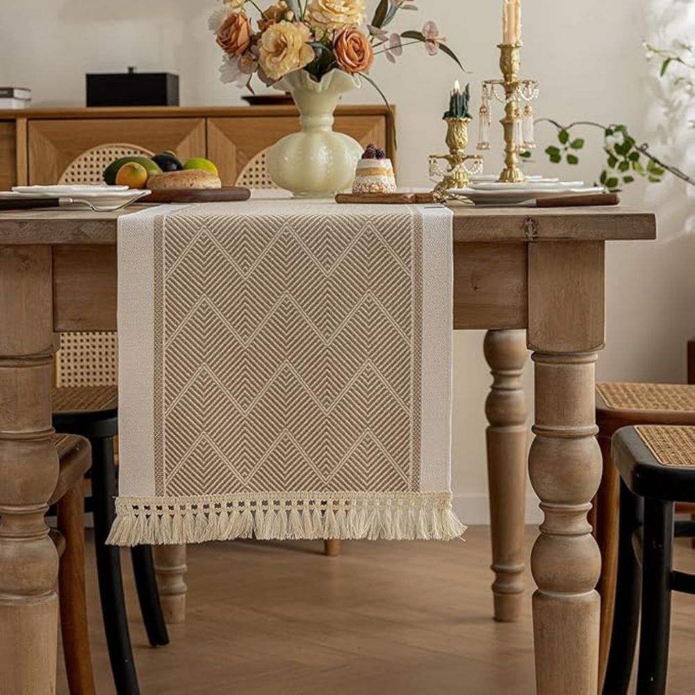 Chemin de table tissé à motif chevrons avec pompons - microfibre