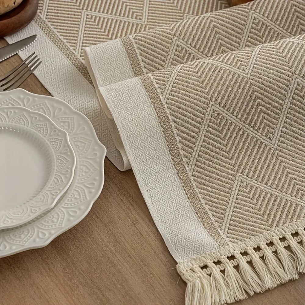 Chemin de table tissé à motif chevrons avec pompons - microfibre