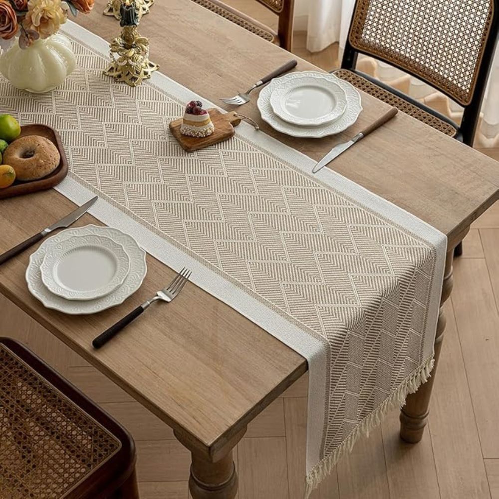 Chemin de table tissé à motif chevrons avec pompons - microfibre