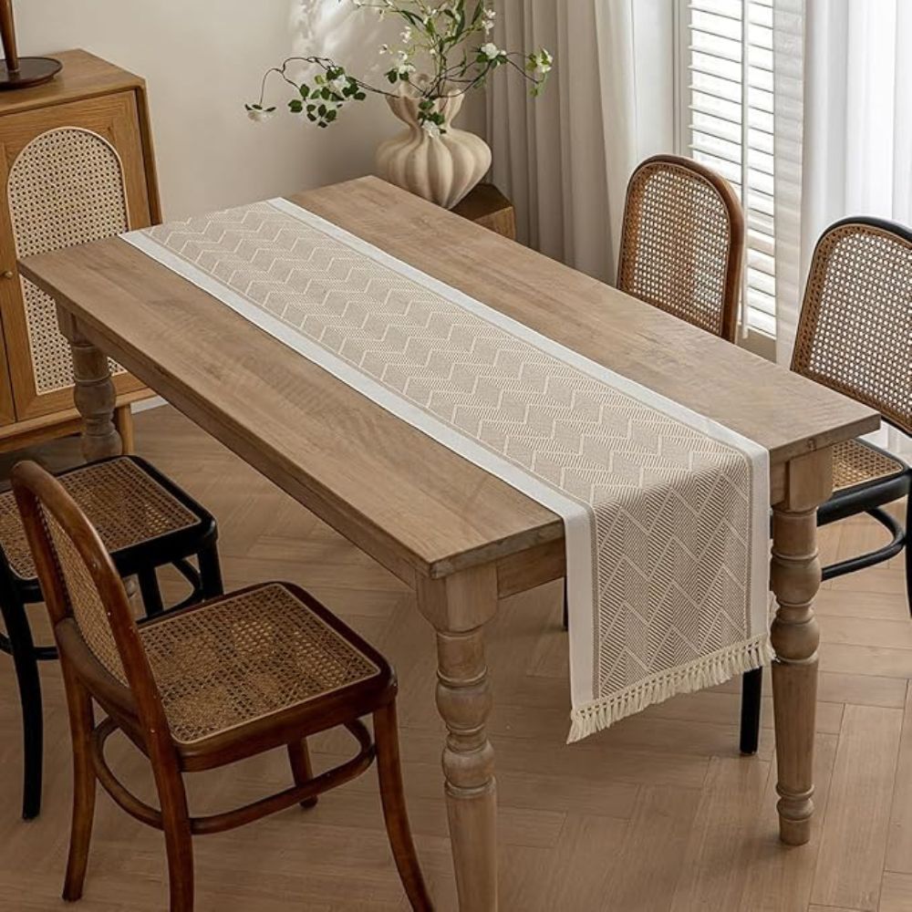 Chemin de table tissé à motif chevrons avec pompons - microfibre