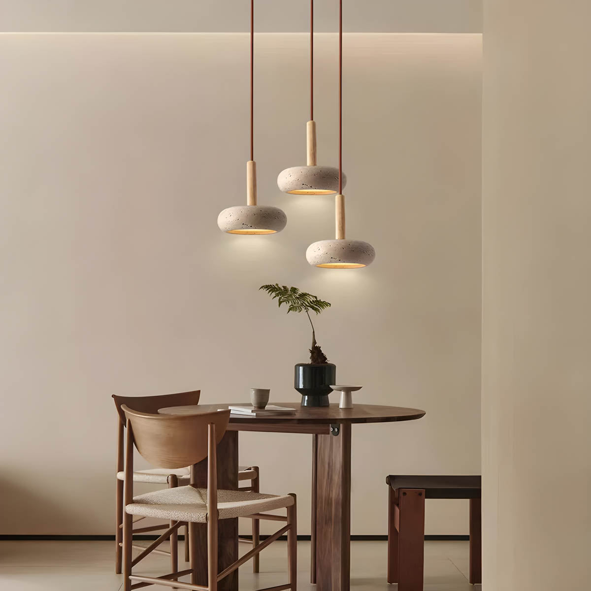 Suspension en travertin jaune — luminaire en pierre, lumière chaleureuse